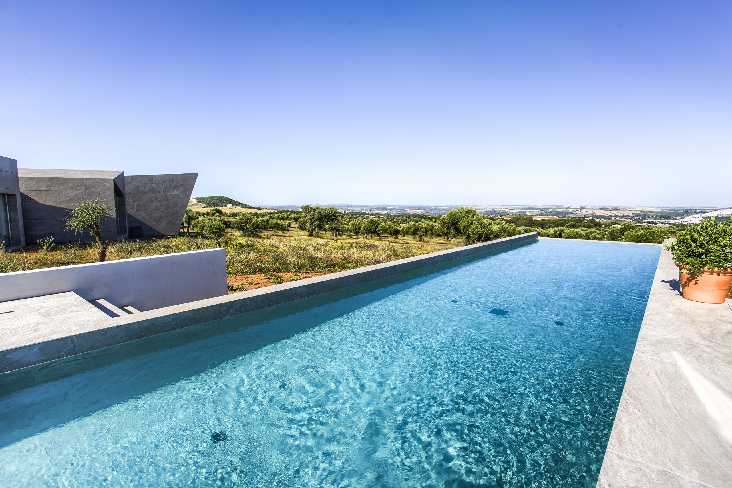 Piscina con vista panorámica de la villa de lujo en Andalucía Retiros Los Agustinos.