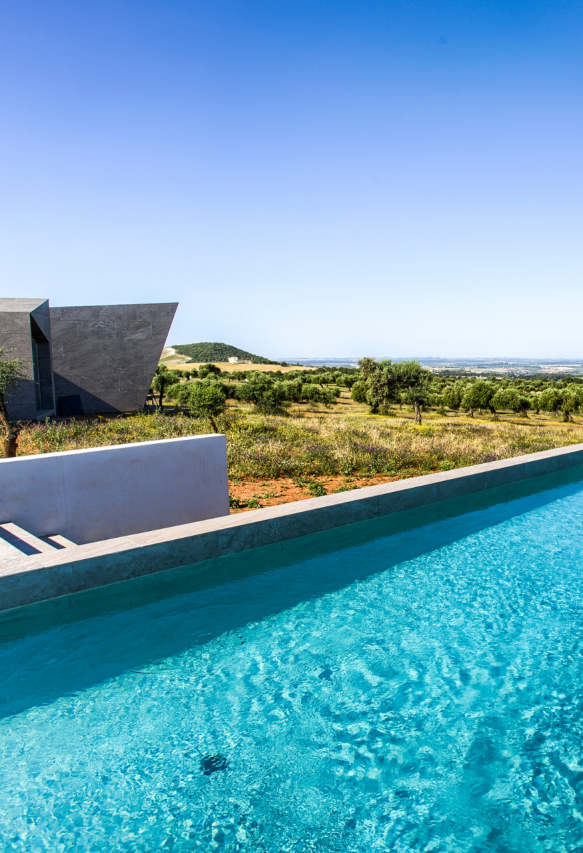 Piscina con vista panorámica de la villa de lujo en Andalucía Retiros Los Agustinos.